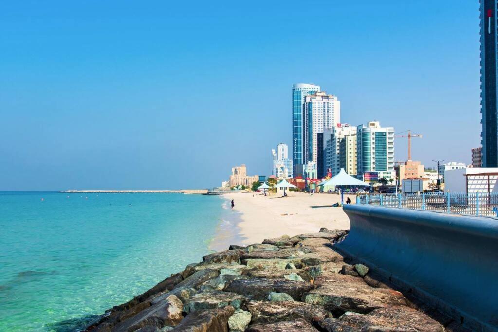 Super Flat In Corniche Tower Apartment Ajman Bagian luar foto